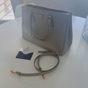 Prada galleria medium bag in light grey